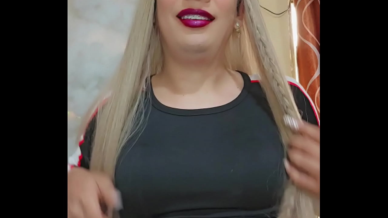 Vestida hermosa transexual jalando poya