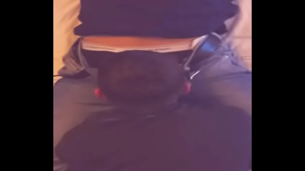 EL HETERE SE DEJA TOCAR POR MI DESPUES DE LA PEDA ACOSTADO EN LA CAMA