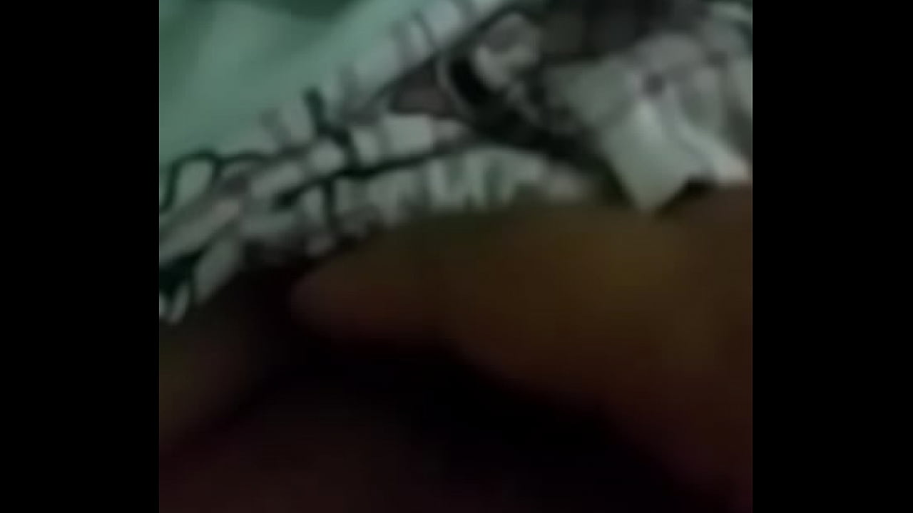 Chaparrita cachonda que conoc&iacute; me manda su video masturbandose