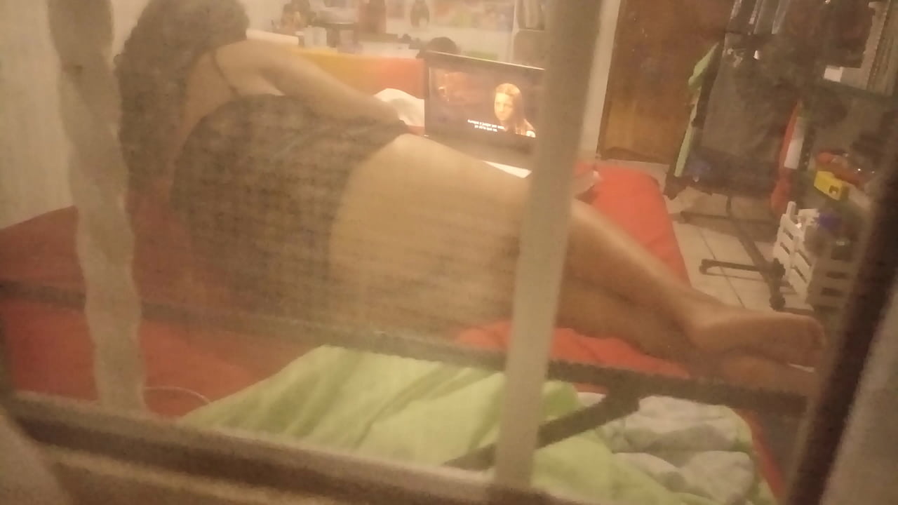 Mi cu&ntilde;ada dejo la luz encendida y la pude ver por la ventana