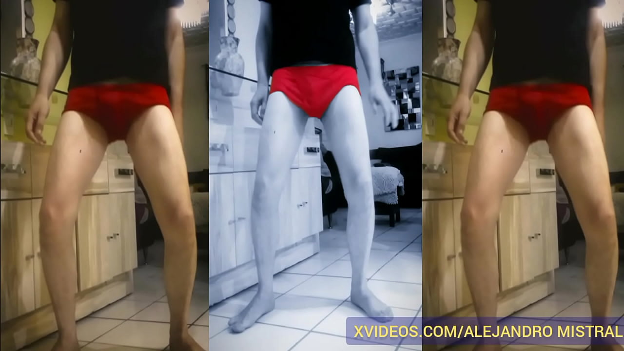 V&iacute;deo gay relajado en trusas agarr&aacute;ndose  la verga