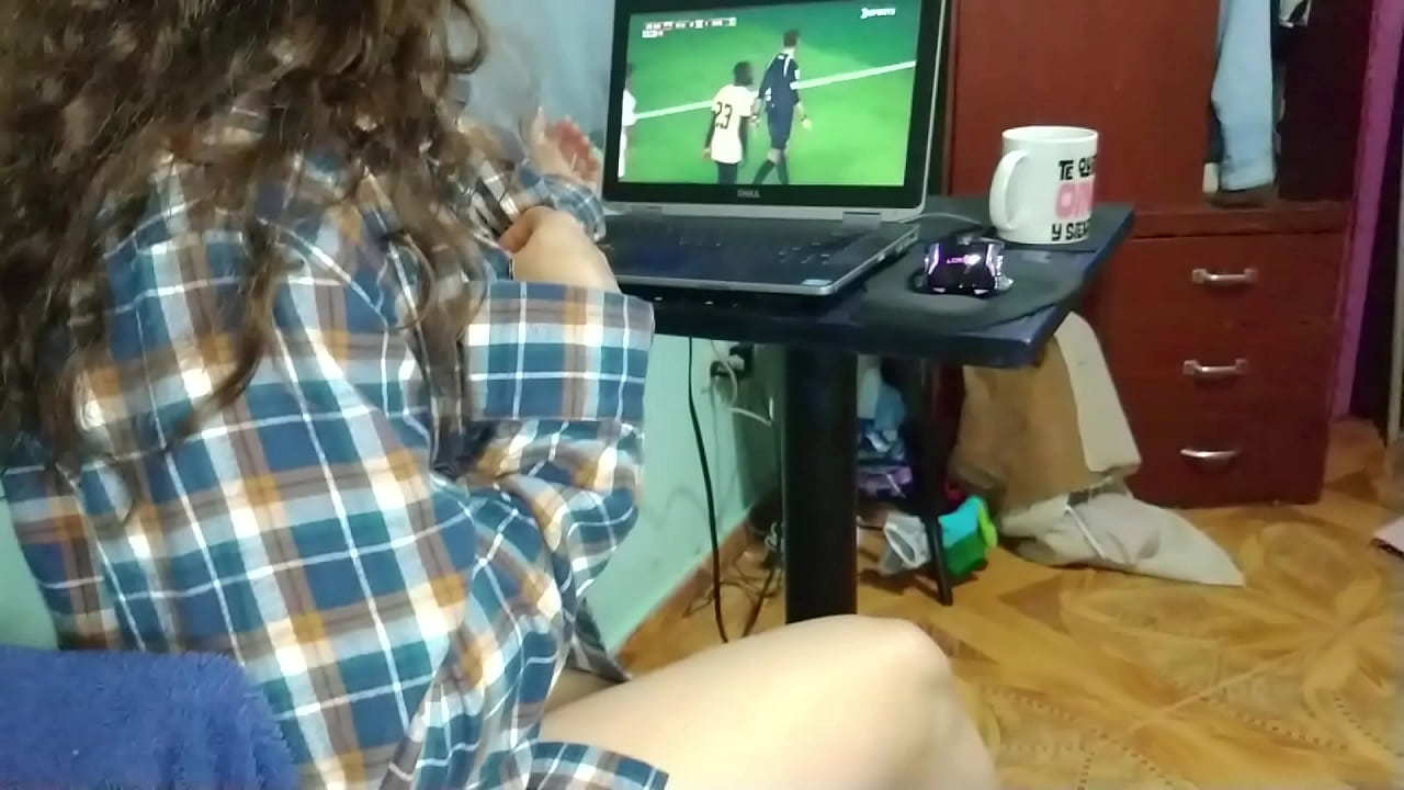 rica puta es follada mientras transmiten el futbol