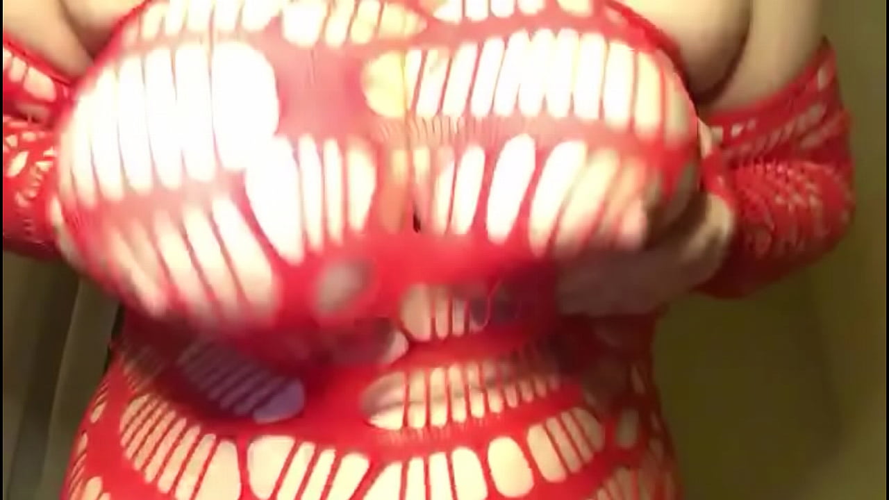 She luv playing with her big tities