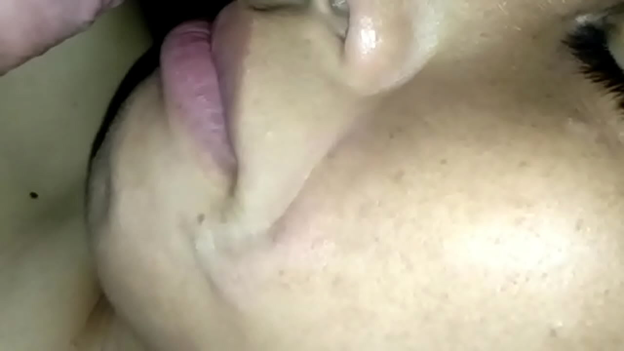 เธอดูดควยได้เสียวมากจนน้ำแตกเต็มปาก