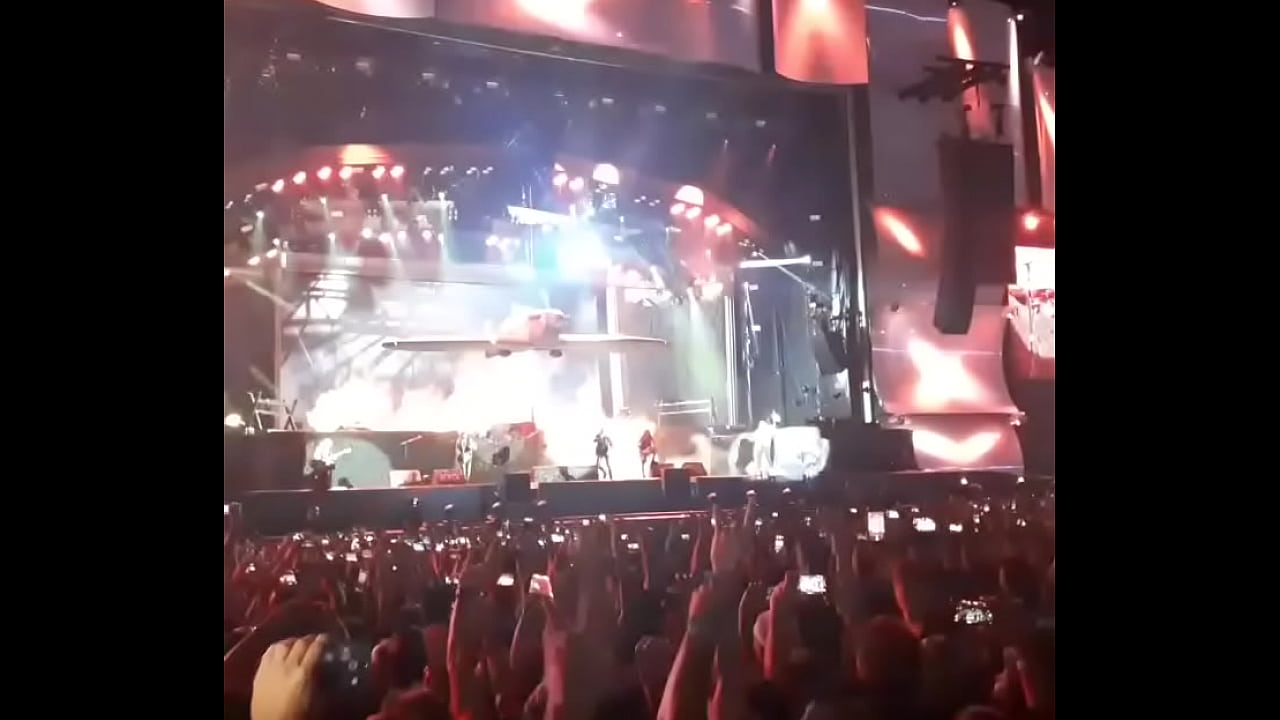 Scorpions fudendo gostoso os f&atilde;s da Virgem de Ferro (Rock you like a Hurricane)