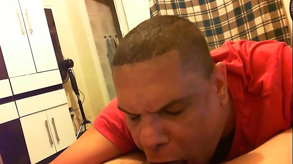 Mamando o maduro do pau enorme