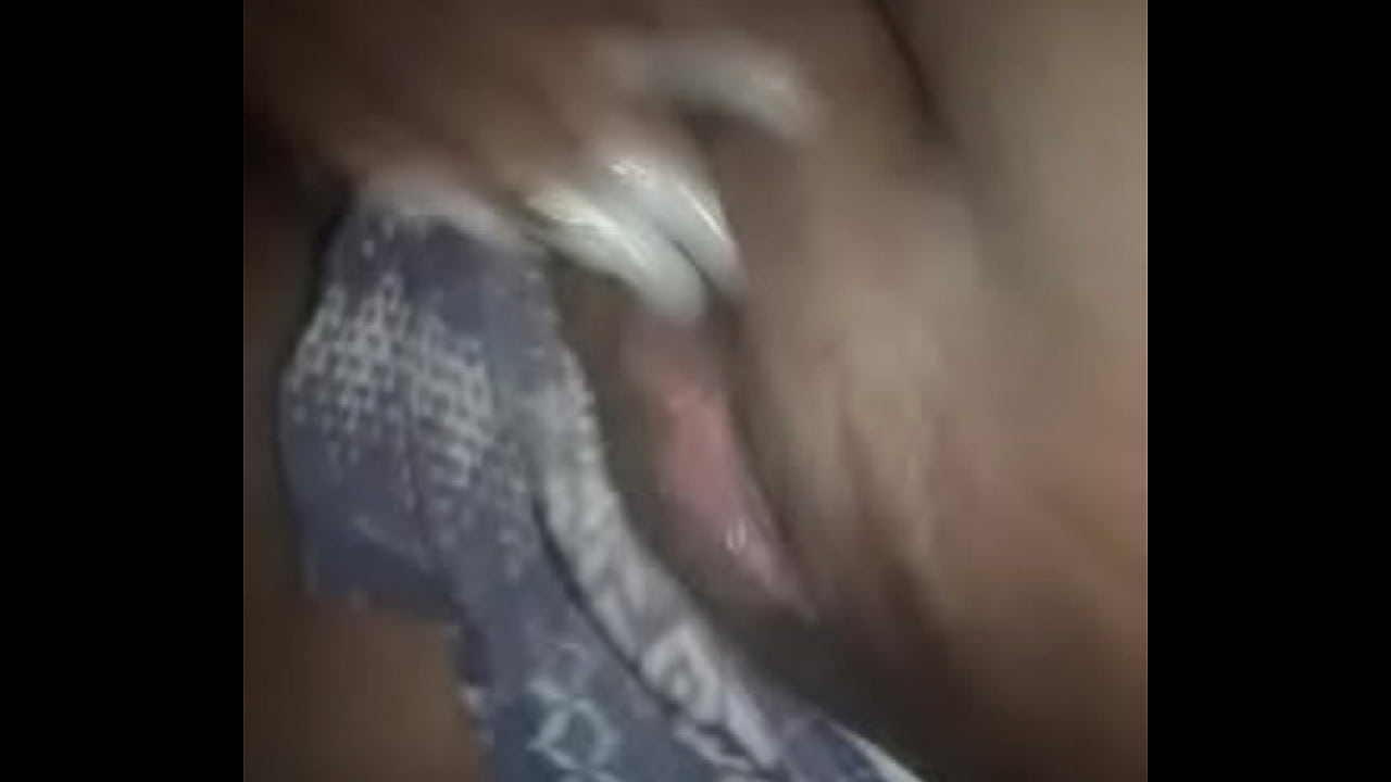 Se masturba rico la perrita glot&oacute;na