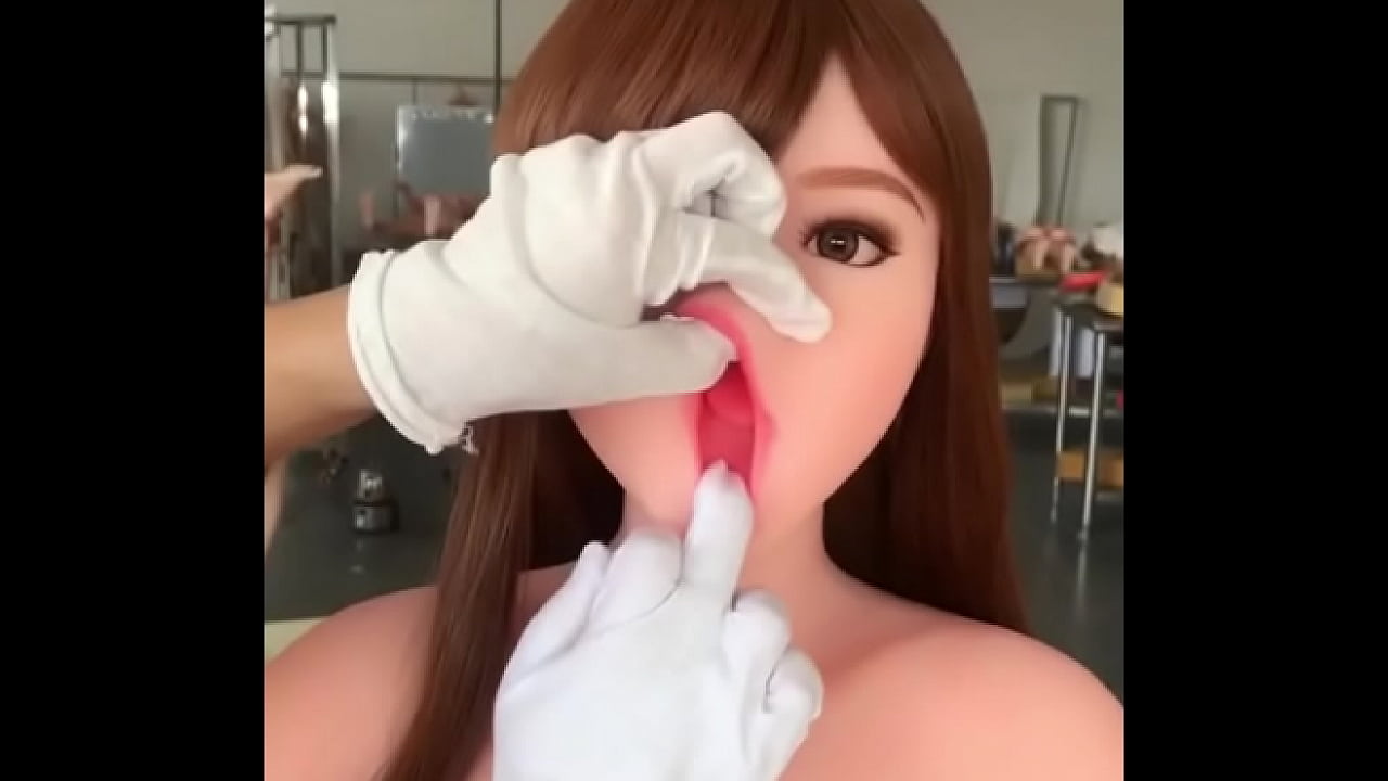 A good little mouth ready to suck dick of clients, Une sexy petite langue qui se pr&eacute;pare &agrave; l&eacute;cher et &agrave; sucer