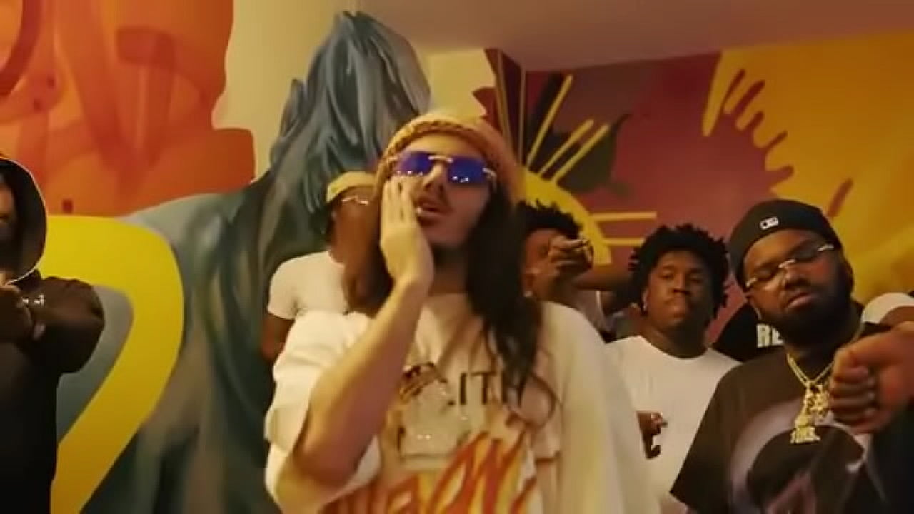 yo girl hit me wit dat "hawk tuah"