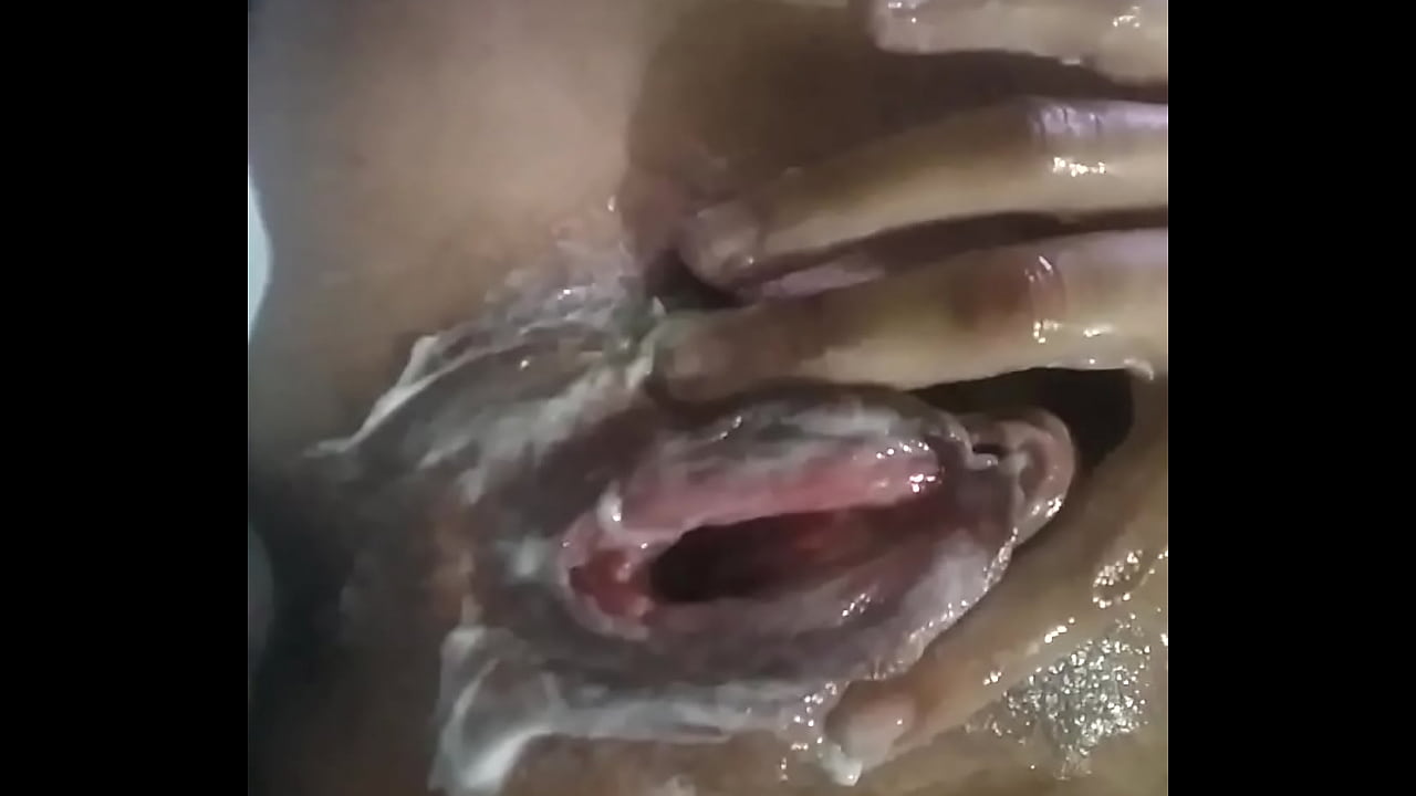 se toca con juguete hasta mearse al final que putaaaaaaaa