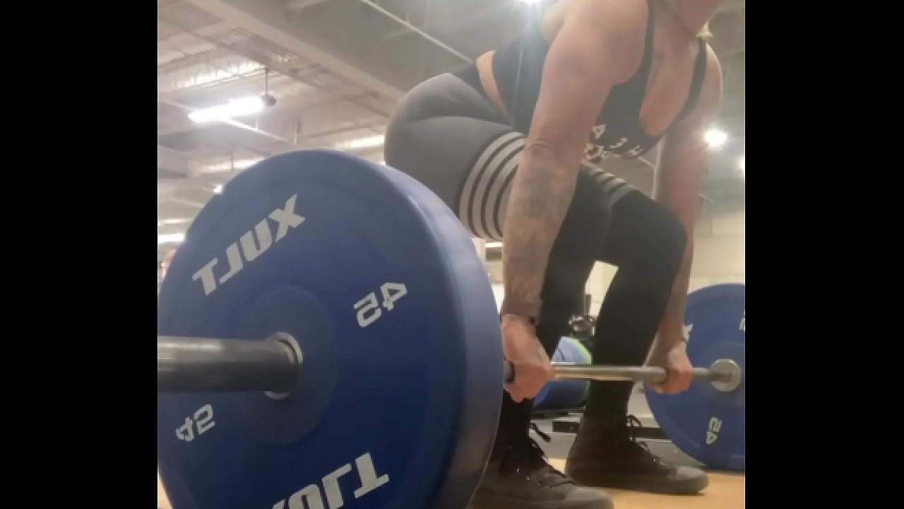 Muscle mommy working out her back