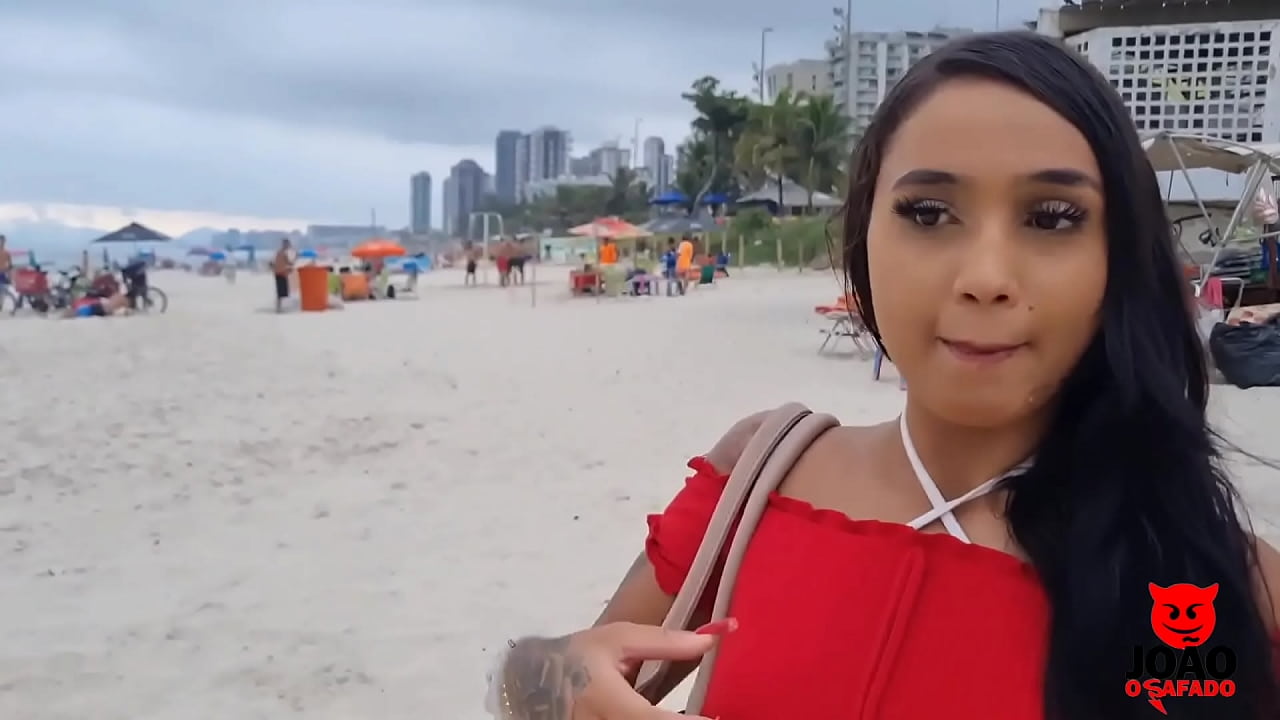 Levei a Ninfeta para conhecer a praia