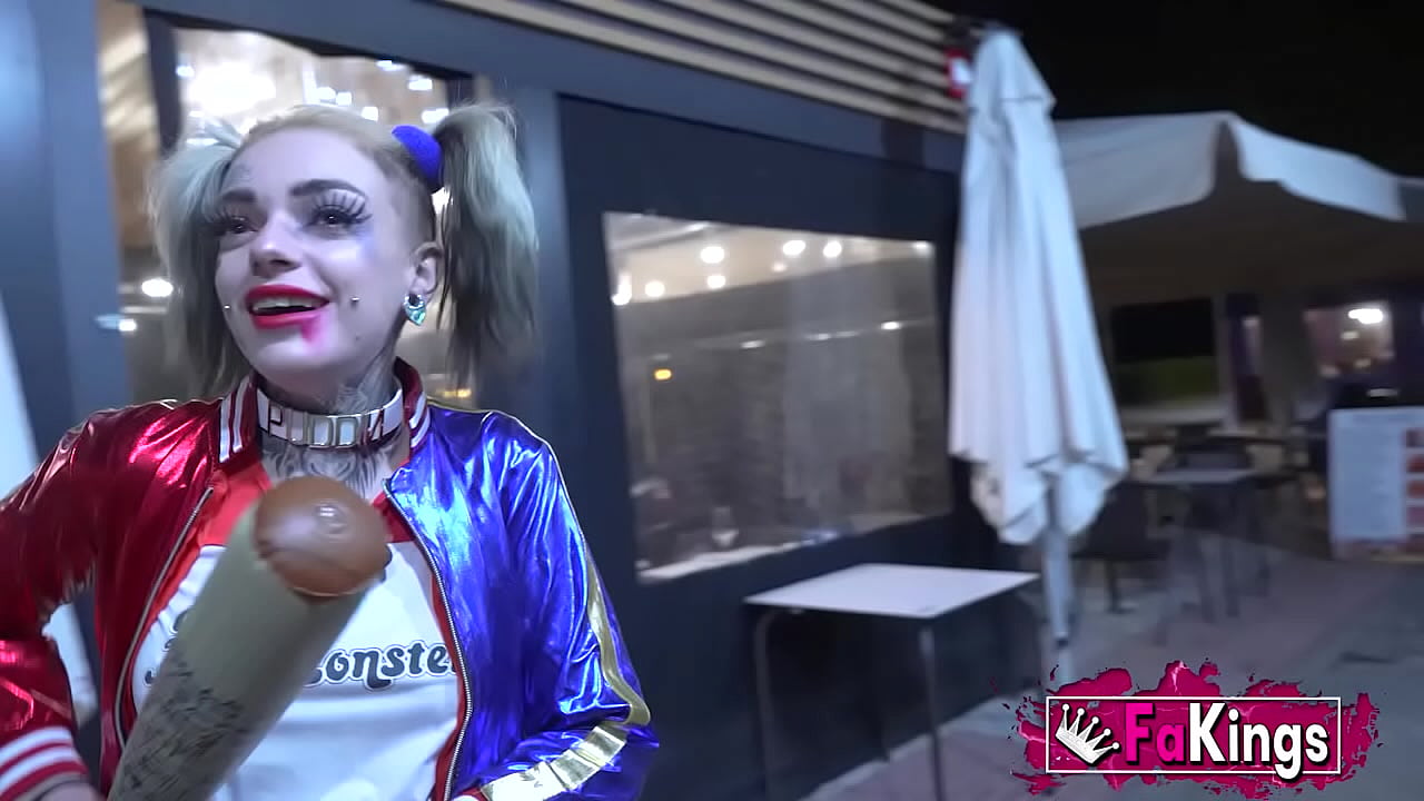 Harley Quinn cosplaying babe wants to fuck her own Joker