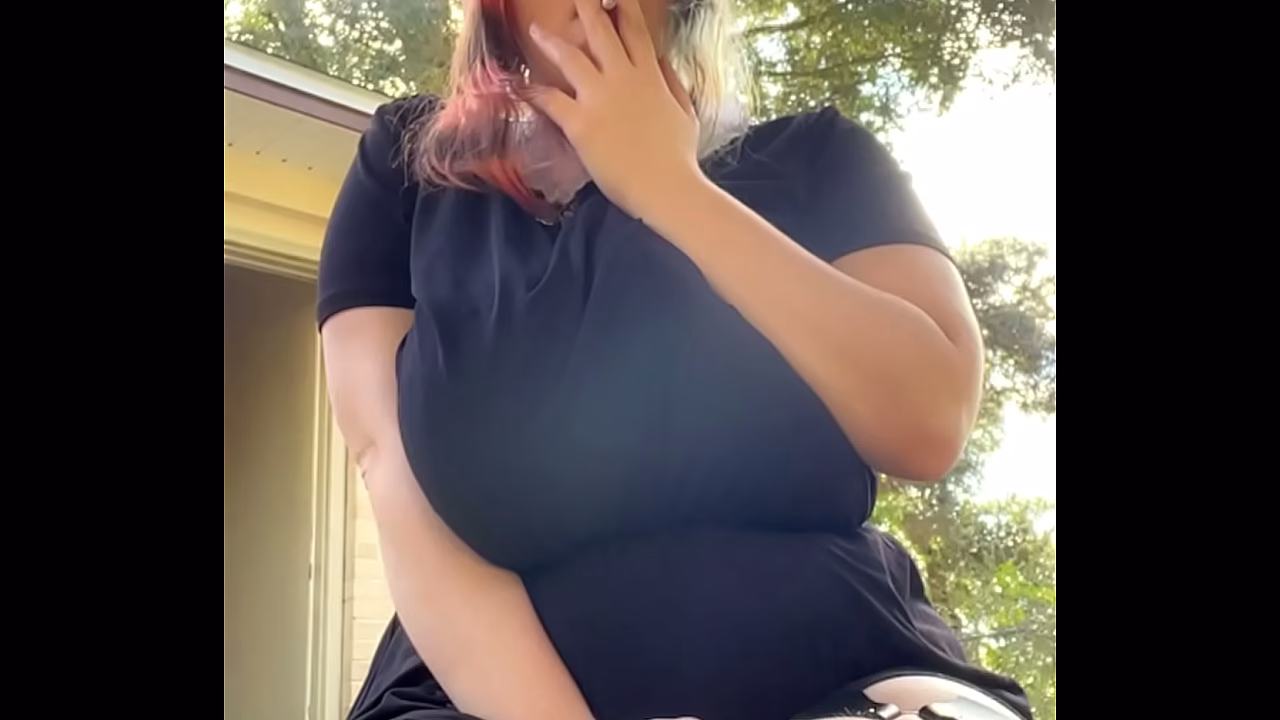 Alt MILF smokes outback