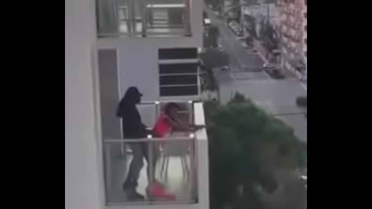 Casal fodendo ao ar livre