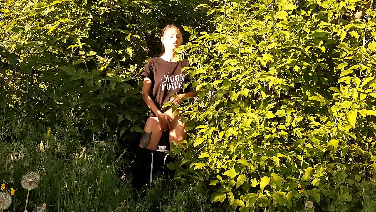 I masturbate my pussy outside in the park to orgasm