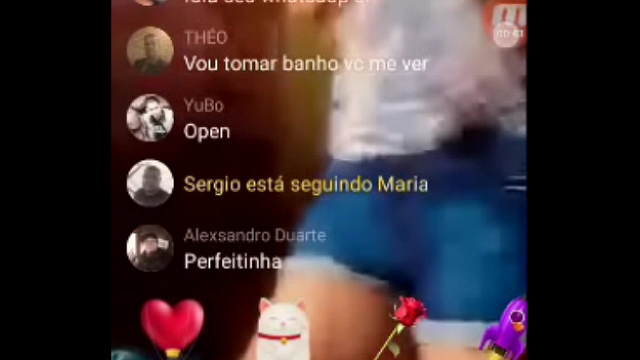 Maria  sensualizando mostra peitinho no badoo