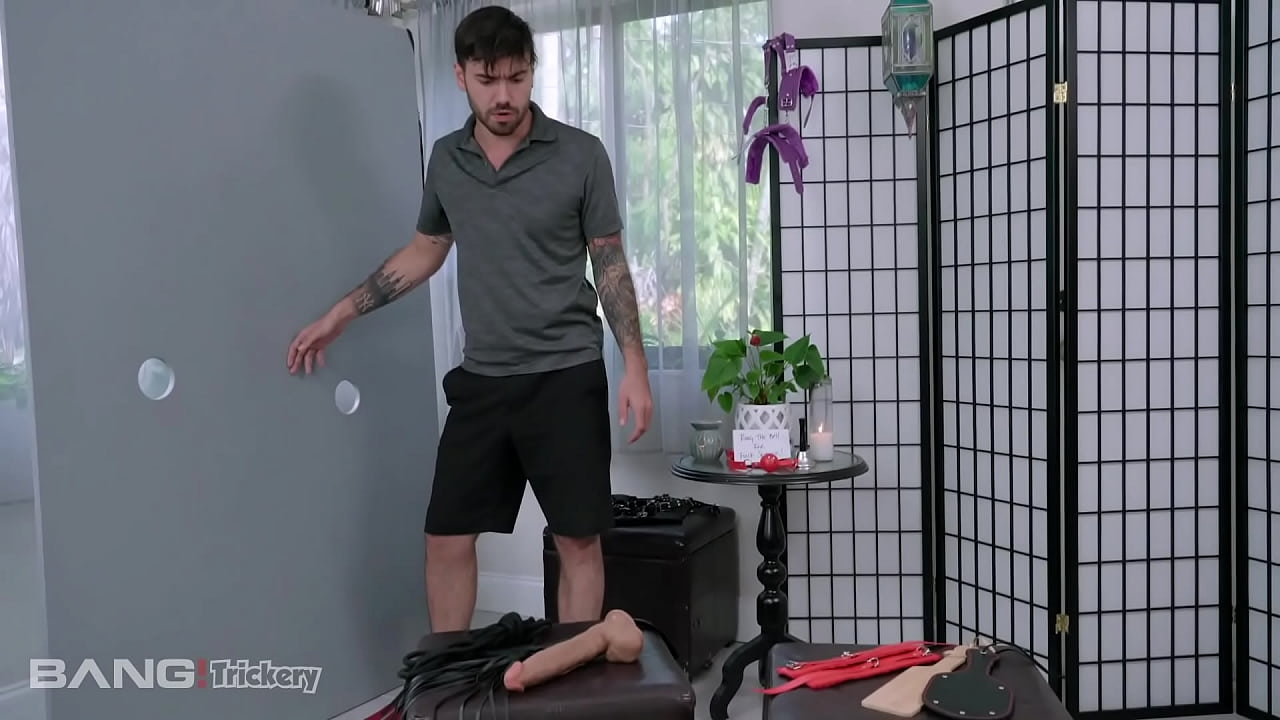 Trickery - Sexy Jordan Maxx Gets Her Pussy Stretched