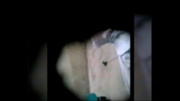 Amiga espiada orinando en el ba&ntilde;o