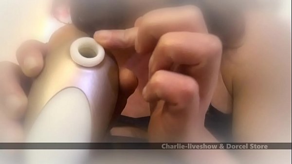 Jouir en se faisant aspirer le clito