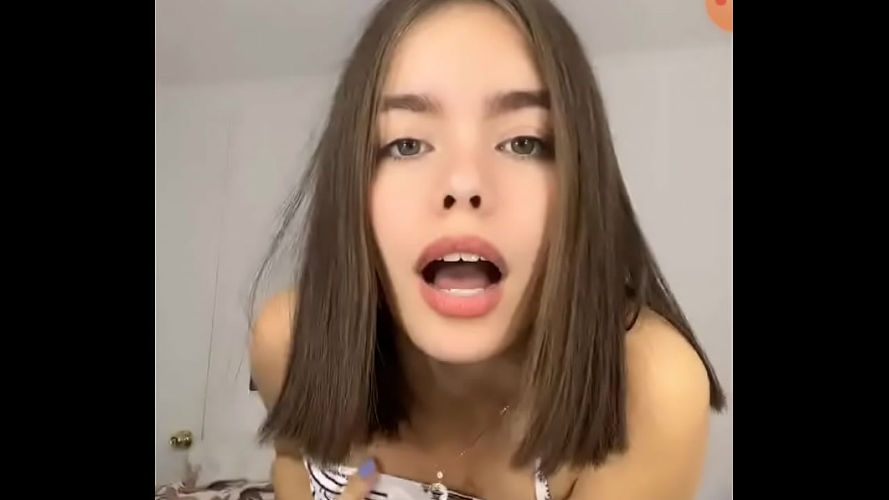 Menina loira se exibindo na live dan&ccedil;ando de saia e mostrando os seios