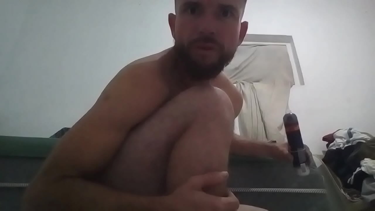 Homem bissexual sem rola senta no grosso desodorante e fode seu cu branco