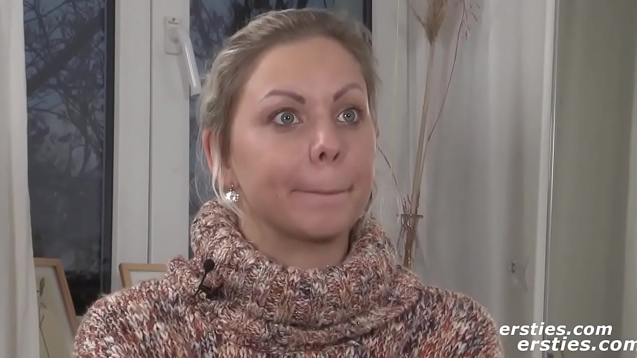 Ersties - 25-j&auml;hrige Tschechin spielt mit ihren Fingern und Toys