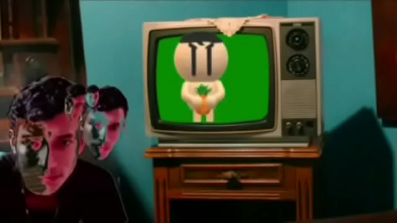 Adolf Bush's se folla una pi&ntilde;a que encuentra en un basurero