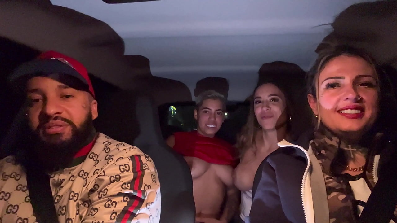 Uber mulher pega um casal de l&eacute;sbica no aeroporto de Guarulhos!E acabam fazendo a maior putaria dentro do carro todos se chupando e se melando !