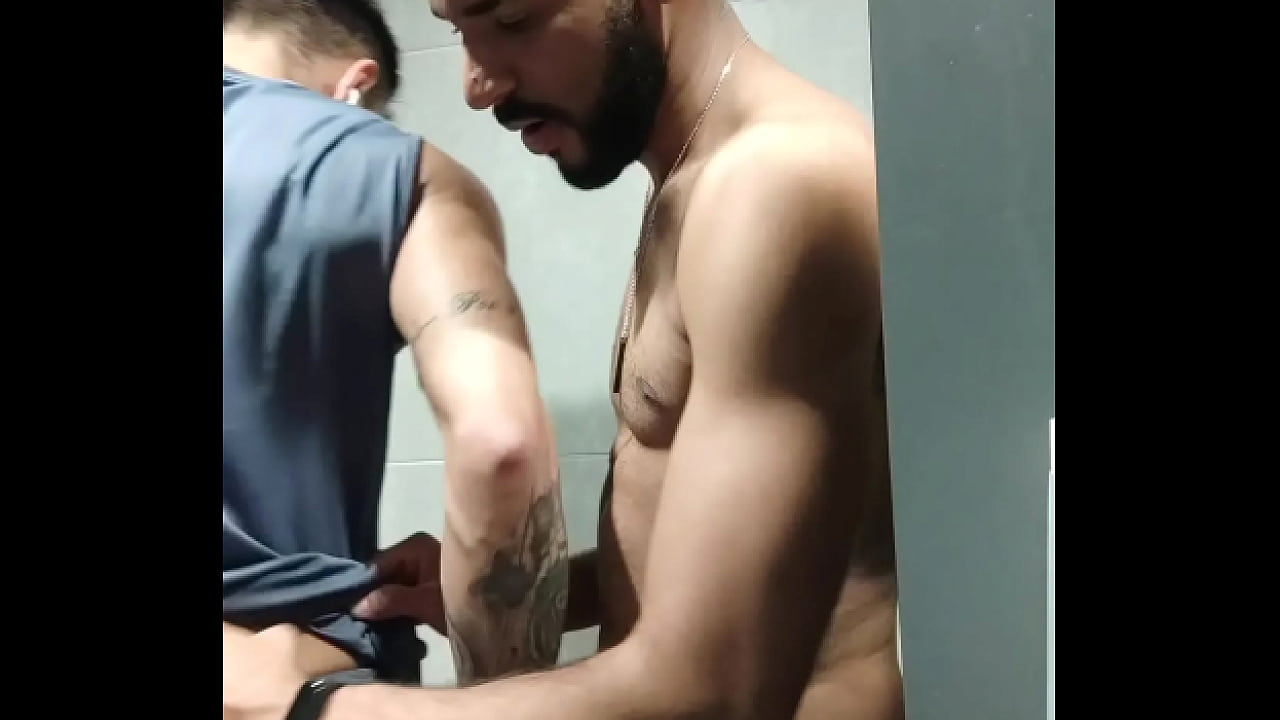 o cara ficou me olhando durante o treino, levei ele pro banheiro e coloquei para mamar