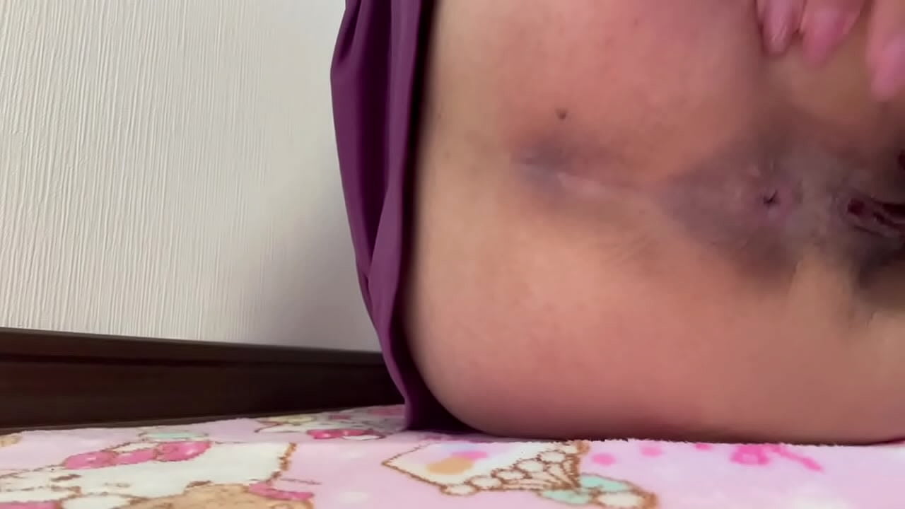 男性を揉みほぐす整体師。男性のゴツゴツした身体を触っていたらムラムラしてオナニーしちゃいました...