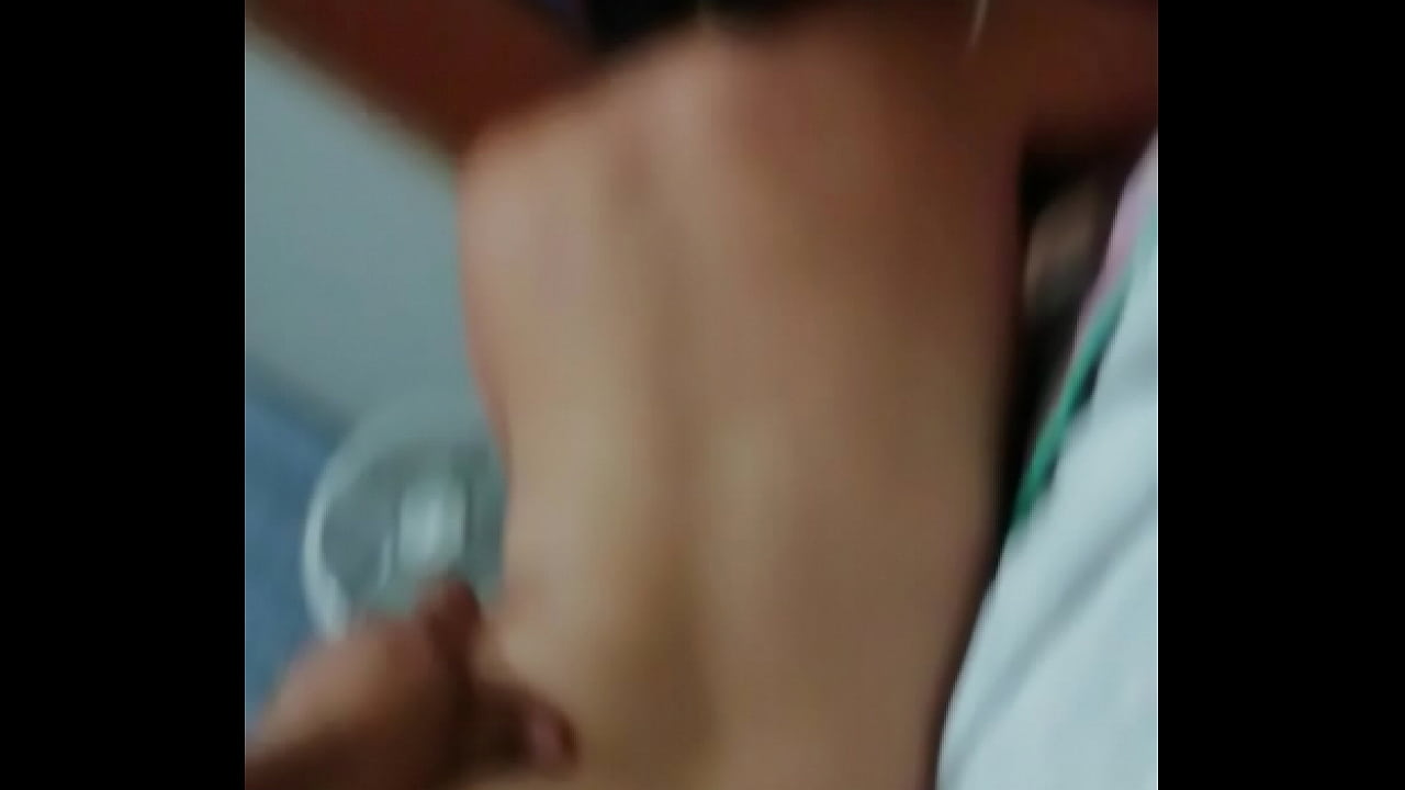 Esposo cornudo me lleva a su hotwife a mi casa para que la coja mientras el espera en el auto hasta que terminamos varias veces y ella al final no se quiere ir, y el le llama por tel&eacute;fono.