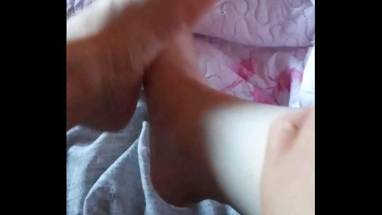 GretaLa, strofina i piedi e fa una puzzetta