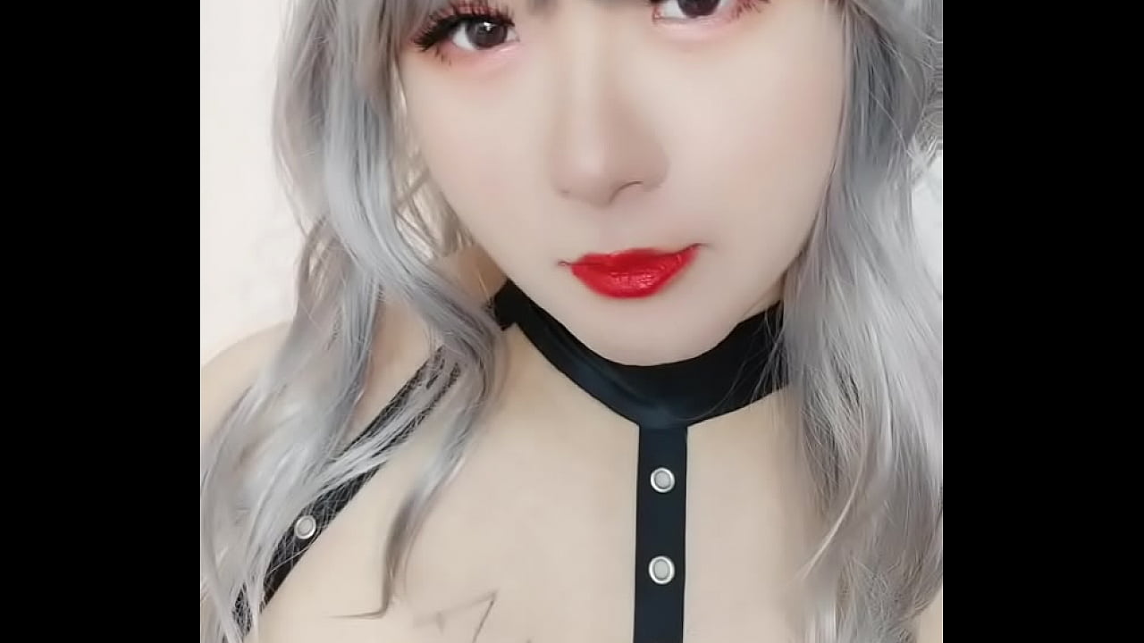 Ladyboy teen sucking a big cock like lollipop