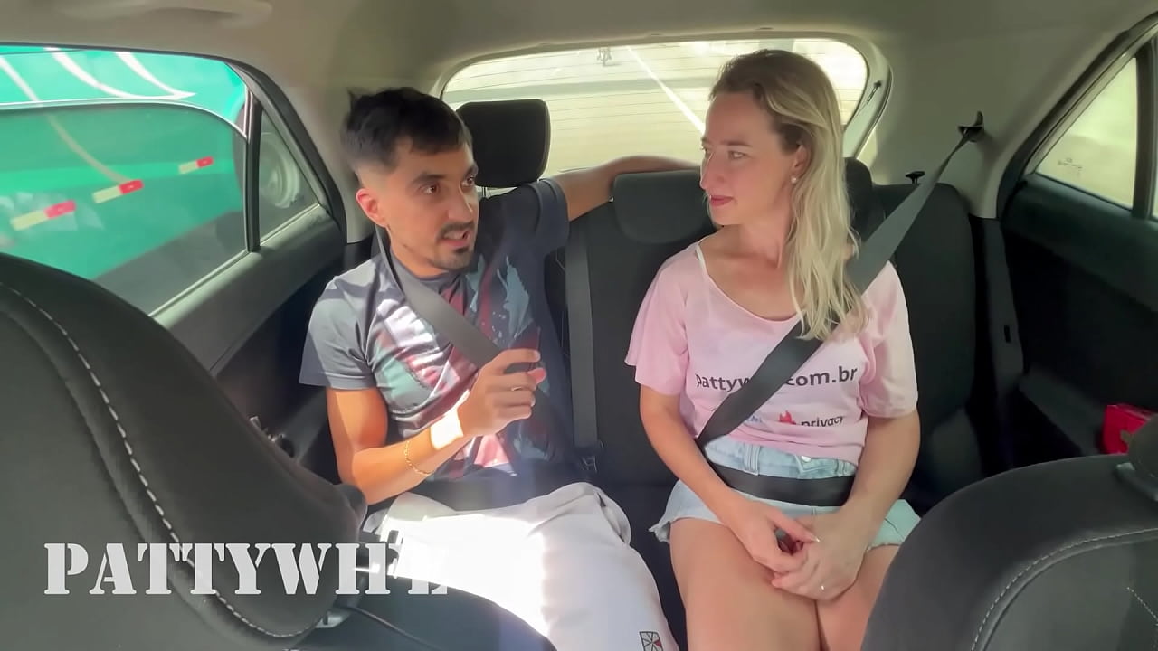 Enquanto o Corno dirige eu dou pra outro no banco de tr&aacute;s do carro