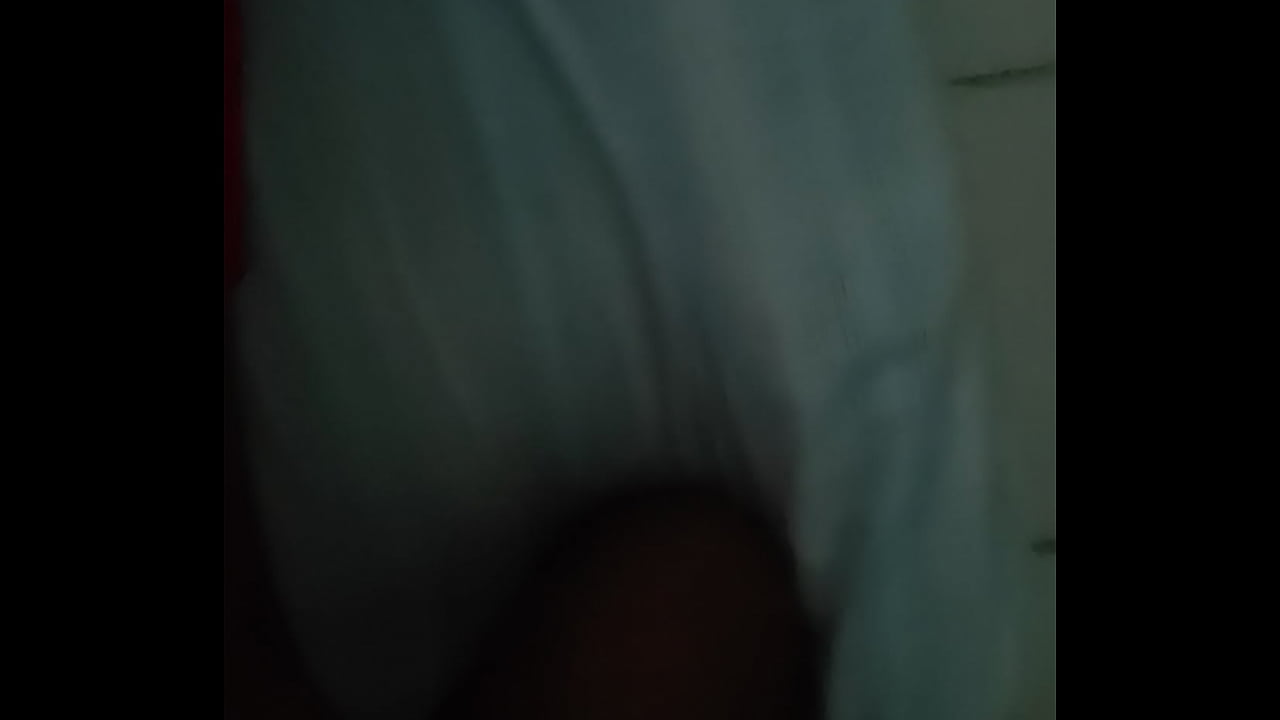 Neg&atilde;o pauzudo faz caseiro fodendo com morena safada