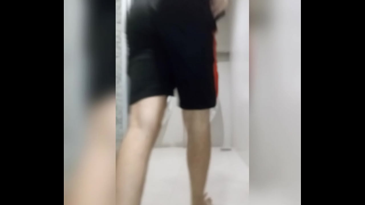 Saindo na porta do banheiro p&uacute;blico