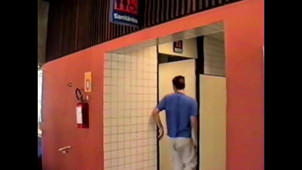 O mundialmente premiado curta-metragem "Romeu &eacute; um Peixe no Aqu&aacute;rio", obra experimental e sem or&ccedil;amento de Cristiano Balzan e Gustavo Bitencourt, fala de desejo. Seguimos um personagem nos decadentes banheiros de uma rodovi&