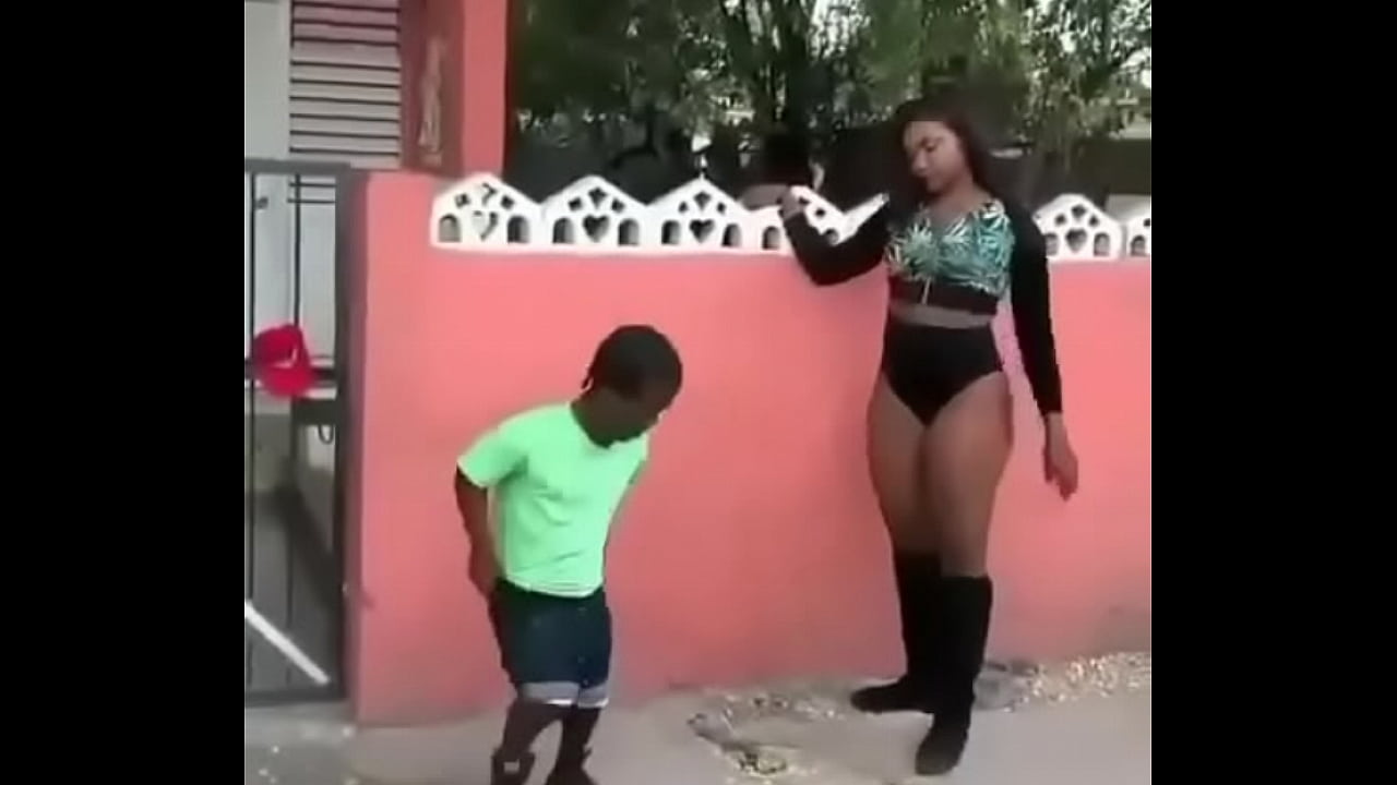 Enano y negra con gran culo