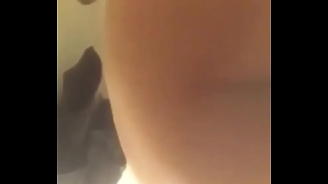 Chica ba&ntilde;ando