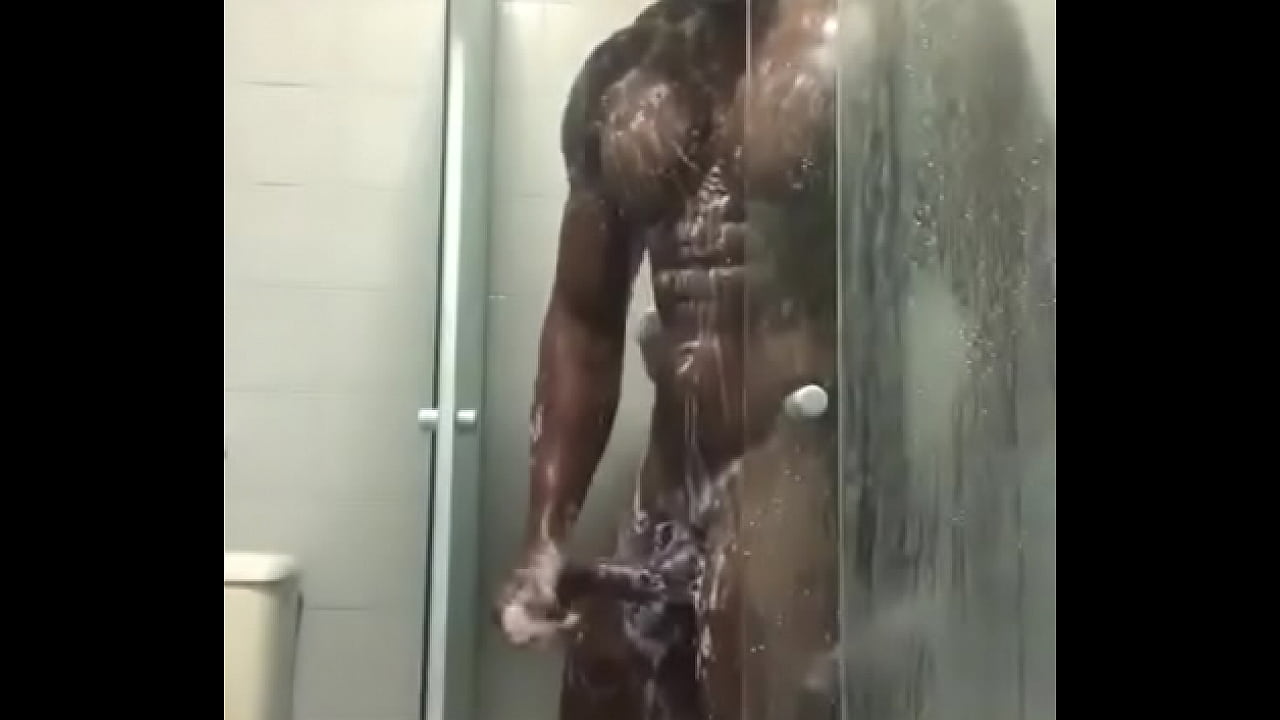 Breno punhetando ao lavar seu belo mastro!