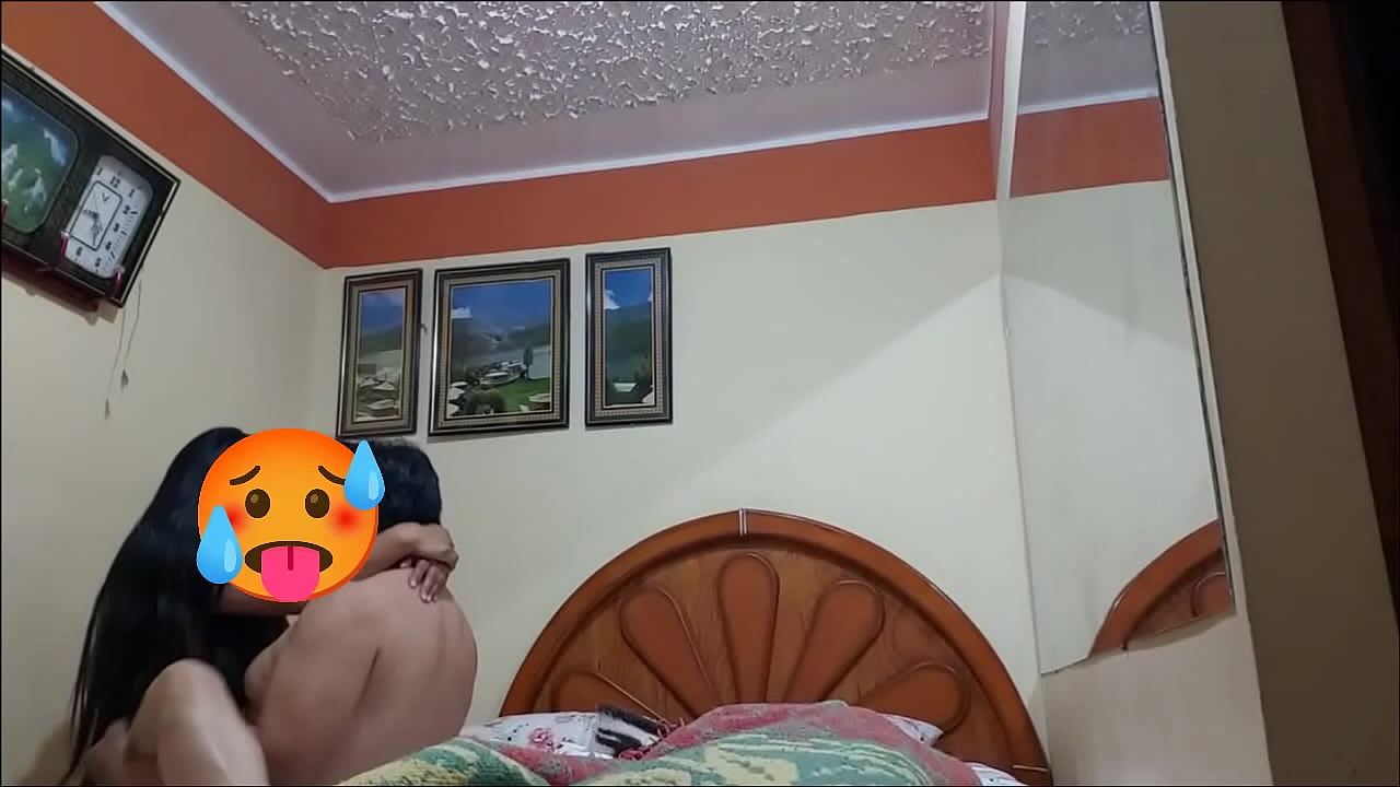 esposo me ofrece como una puta a su amigo maduro gordito por una ayuda econ&oacute;mica