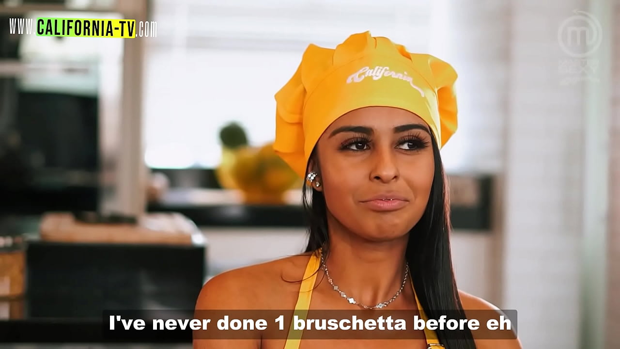 duas gostosas molhadinhas na cozinha