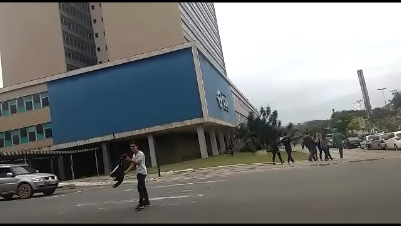 Gay excitado dan&ccedil;a no sem&aacute;foro para seduzir