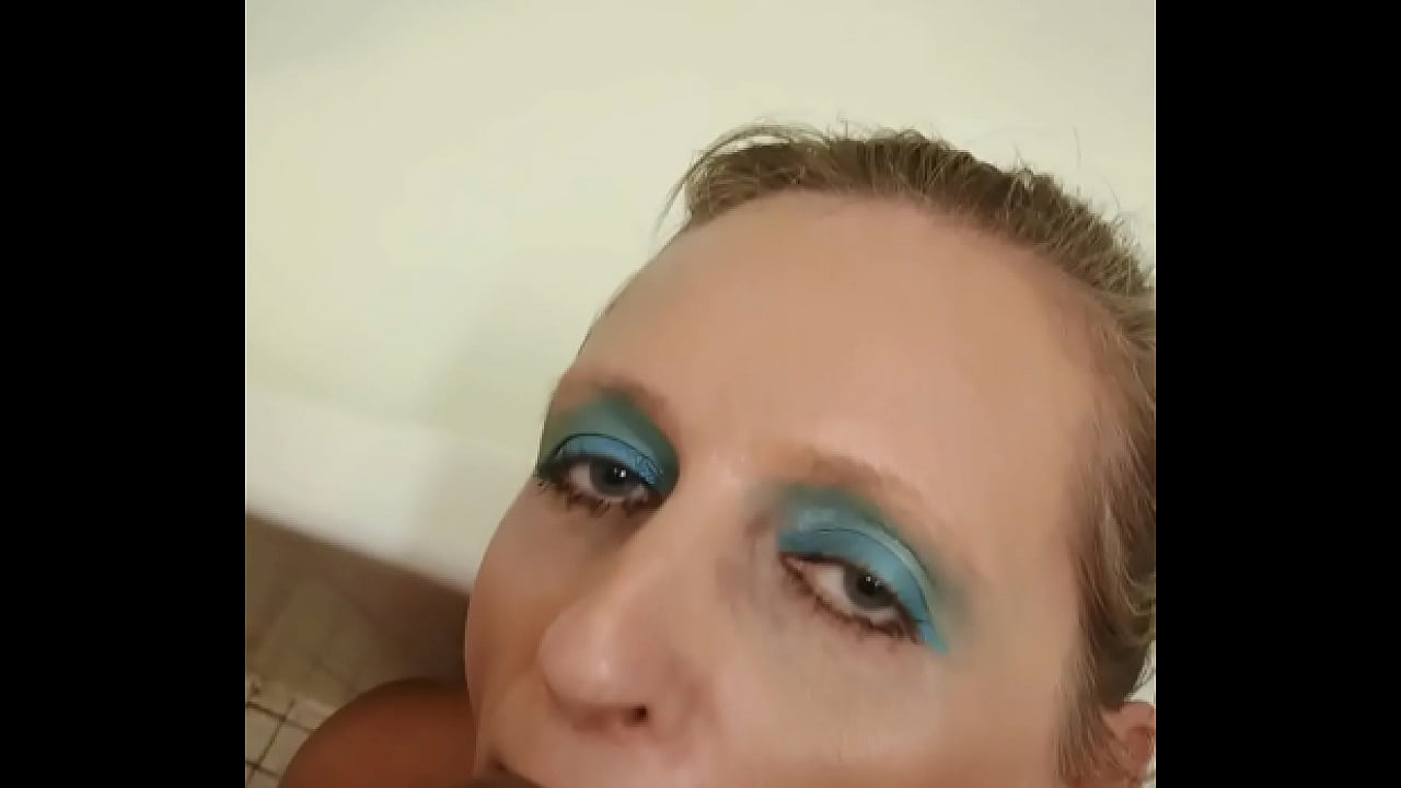 Deutsche Prostituierte MILF Sandra Blasen im Badezimmer