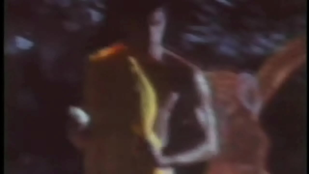 Homem m&aacute;sculo bonito quase n&uacute; .