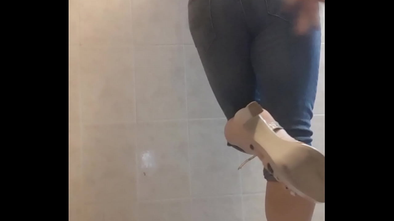 Trans modelando sus nalgas y su nuevo outfit