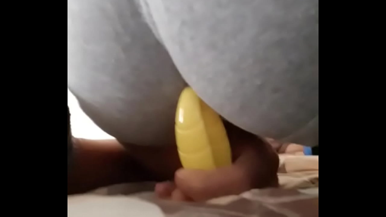 Me abro el culo con un dildo improvisado