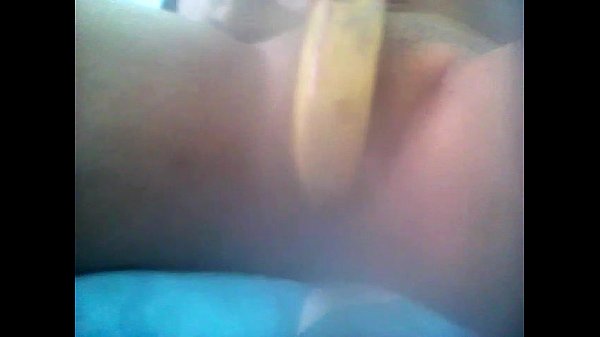 Mi puta masturb&aacute;ndose con un platano