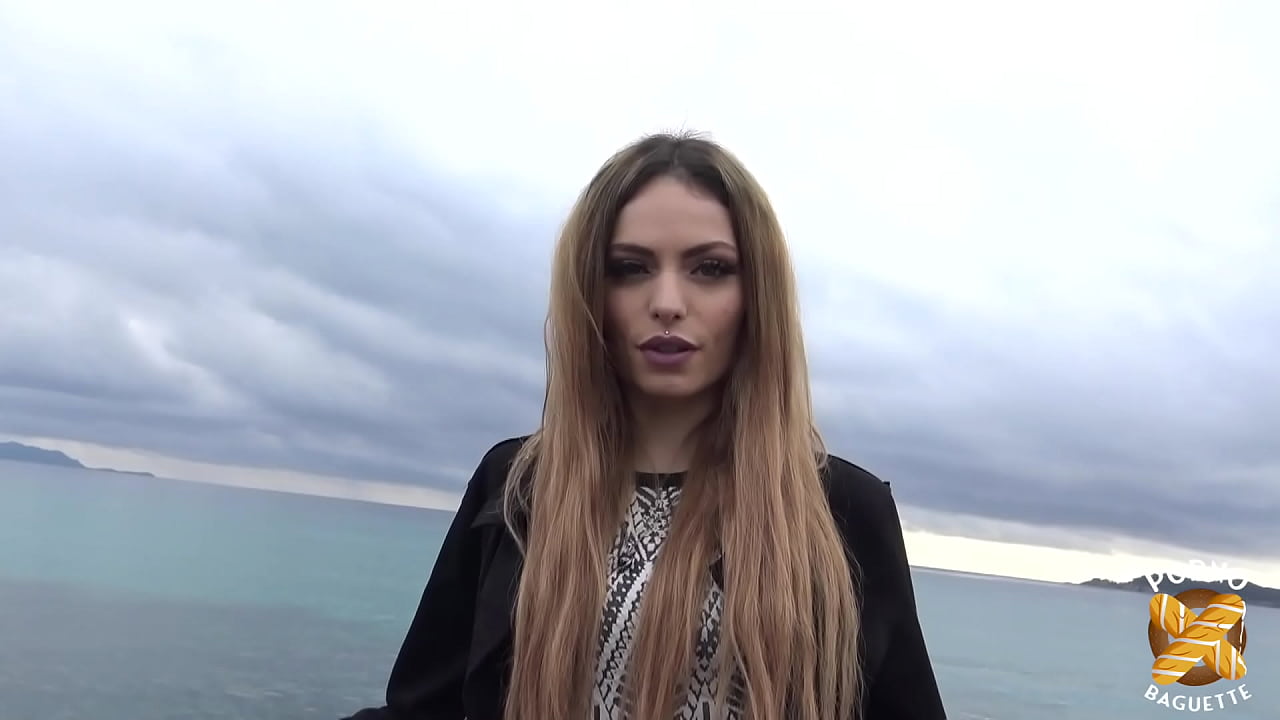 Elle me donne rendez-vous pour m'offrir sa petite chatte